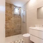 Host Wise - Modern Comfy Flat